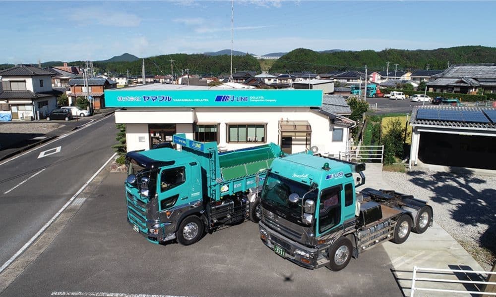 事務所とダンプカーを上空から撮影した写真