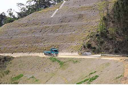 現場を走行するダンプカーの写真