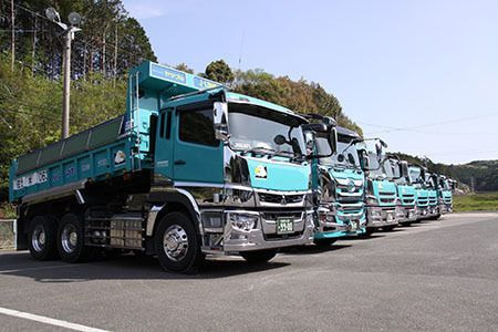 並列しているダンプカーの写真
