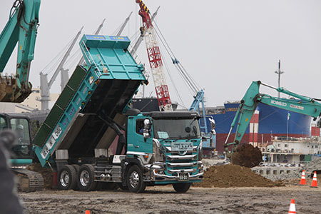 ダンプカーダンプ作業